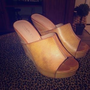 CHARLES BY CHARLES DAVID ALAMO WEDGE SANDAL